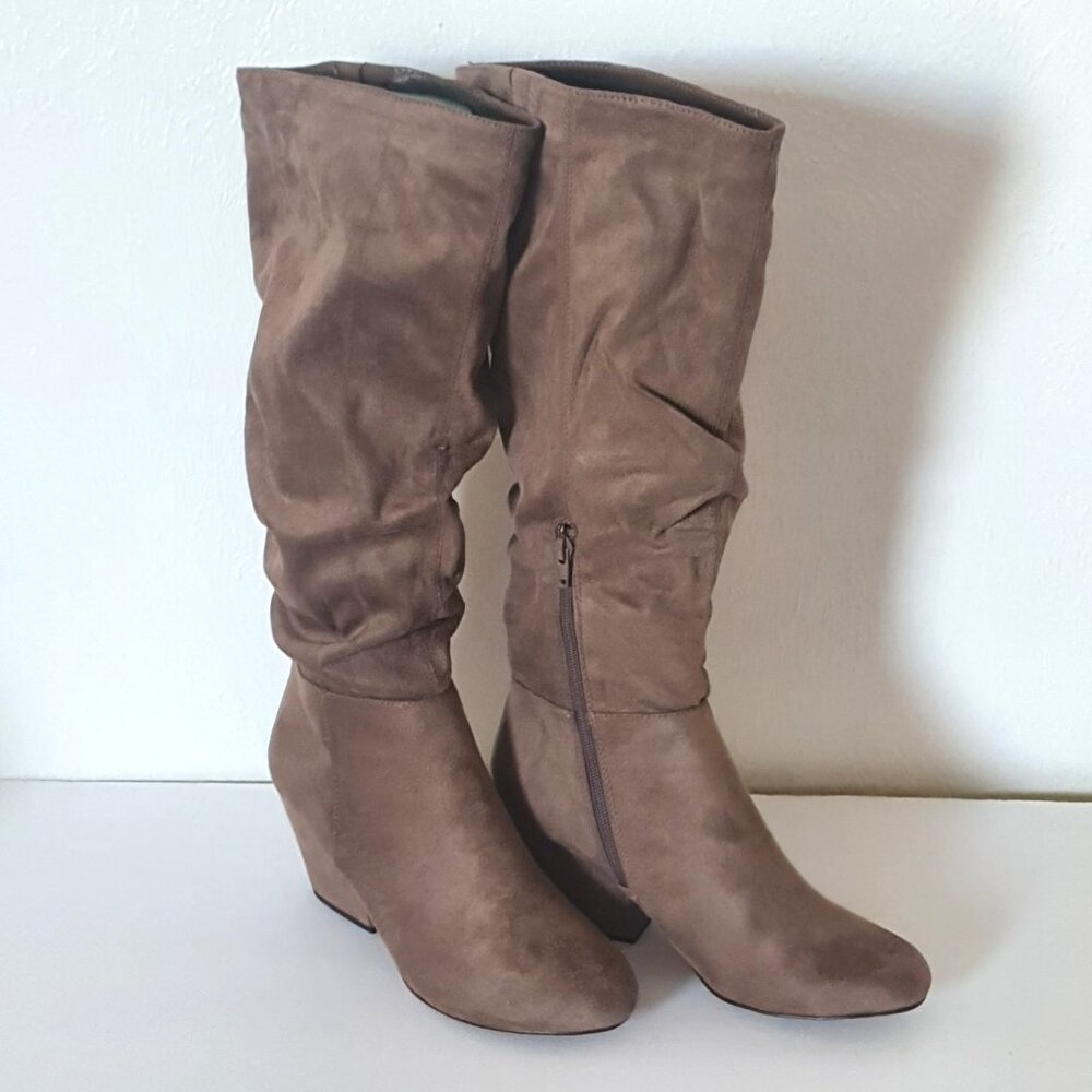Bella‎ Vita Karen II Taupe Super Suede Sz 9.5 Zip Closed Toe Knee Boots Juniors